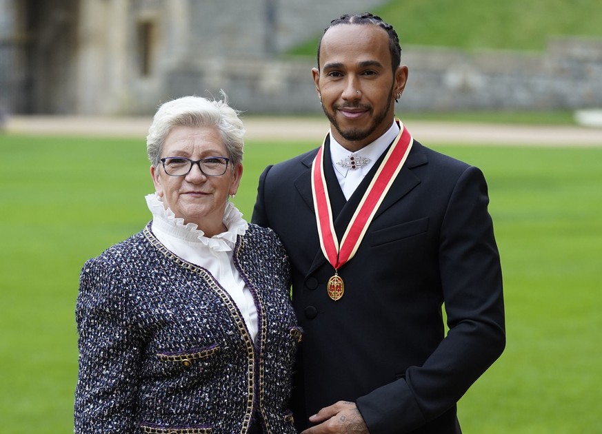 Carmen Larbalestier et son fils Lewis Hamilton lorsque celui-ci a reçu son titre de chevalier du prince Charles au château de Windsor le 15 décembre 2021.