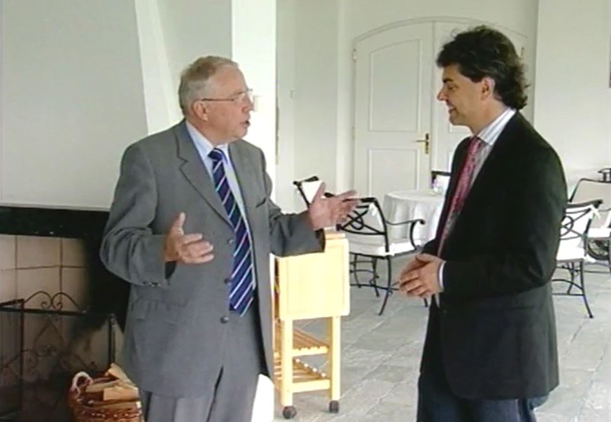 Ausschnitt aus der ersten Folge Teleblocher, die in Blochers Stube in Herrliberg aufgezeichnet wurde. Das Konzept der Sendung ist bis heute dasselbe geblieben: Journalist Matthias Ackeret stellt Bloch ...