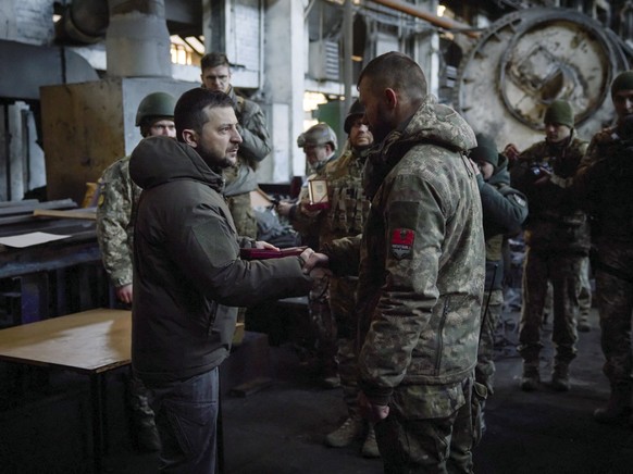 &quot;Ici, dans le Donbass, vous protégez toute l&#039;Ukraine. Ce n&#039;est pas juste Bakhmout, c&#039;est la forteresse Bakhmout&quot;, a lancé le président Zelensky aux militaires.