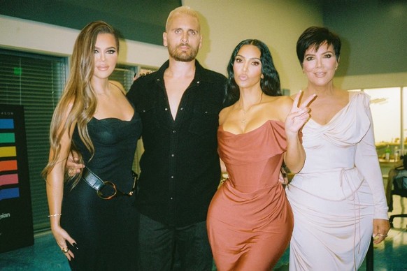 De gauche à droite: Khloé Kardashian, Scott Disick, Kim Kardashian, Kris Kardashian.