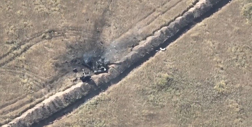 Une pièce d'artillerie mobile russe détruite par des drones.