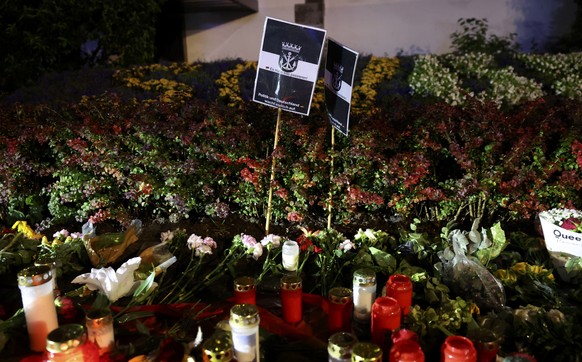 epa11563677 Flowers and candles are placed near the scene of knife attack, in Solingen, Germany, 24 August 2024. A man stabbed passers-by at random with a knife during the city festival in Solingen la ...