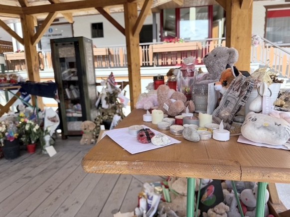 Les peluches se succèdent au milieu du mémorial à Crans-Montana.