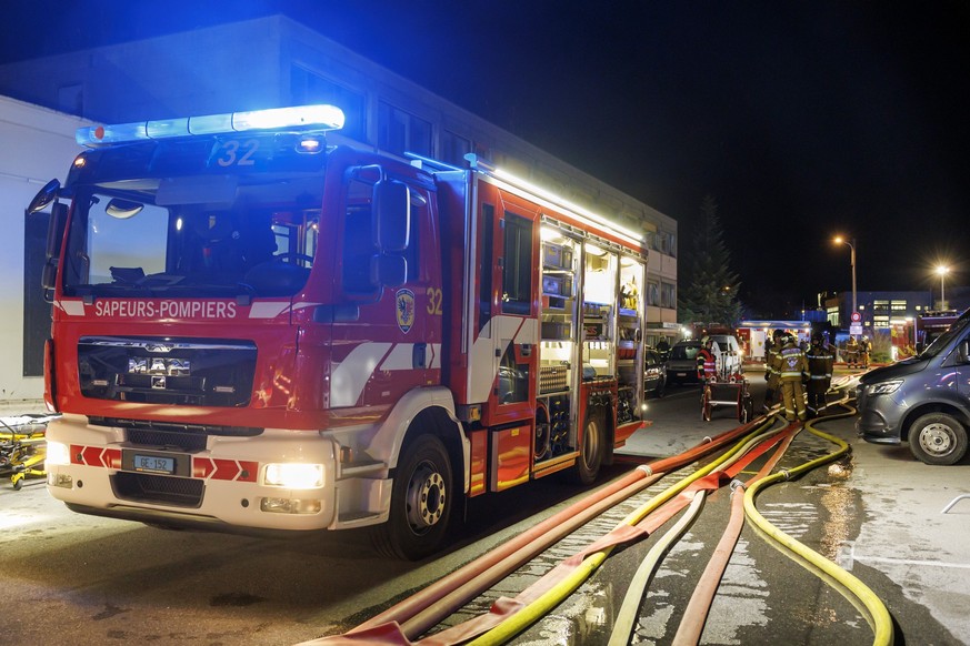 Les pompiers du Service d&#039;incendie et de secours (SIS) interviennent sur le feu d&#039;un garage, ce mardi 26 decembre 2023 a Vernier pres de Geneve. Un incendie s&#039;est declare mardi vers 16h ...