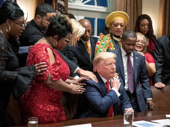 Cette vraie photo montre Trump en 2020, lors de sa seconde campagne présidentielle, dans le Cabinet Room. Il avait affirmé être «le meilleur président pour les noirs américains en dehors d’Abraham Lin ...