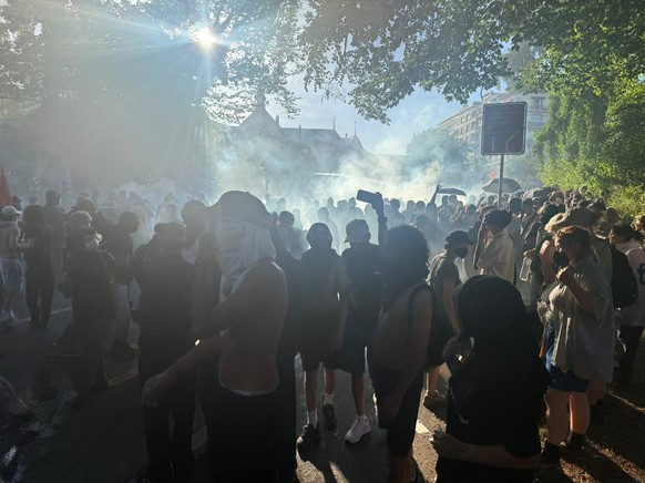 La tension monte à l'avenue de France entre manifestants et forces de l'ordre