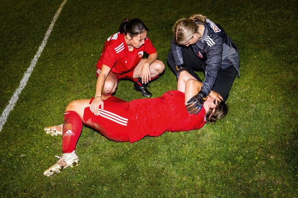 SWISS PRESS PHOTO 23 - 1. PREIS KATEGORIE SPORT: DOMINIC STEINMANN - Die schraegste WM
der Welt - Eine enttaeutschte Spielerin vom FC Eischoll wird nach verlorenem Match von Spielerinnen getroestet au ...