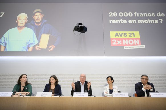 Pierre-Yves Maillard, Nationalrat und Praesident SGB, Mitte, spricht an der Seite von Leonore Porchet, Nationalraetin Die Gruene Schweiz, Vize-Praesidentin Travail.Suisse, Mattea Meyer , Nationalraeti ...