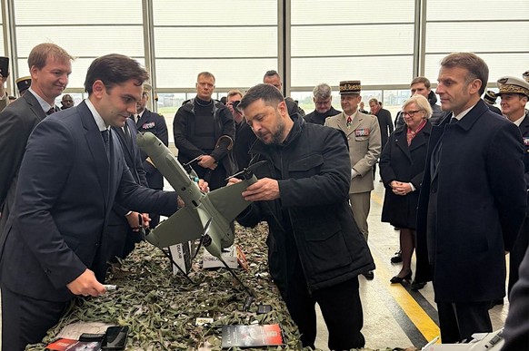 Hadrien Canter présentant un drone X-Wing à Volodymyr Zelensky à Paris, en novembre 2025.