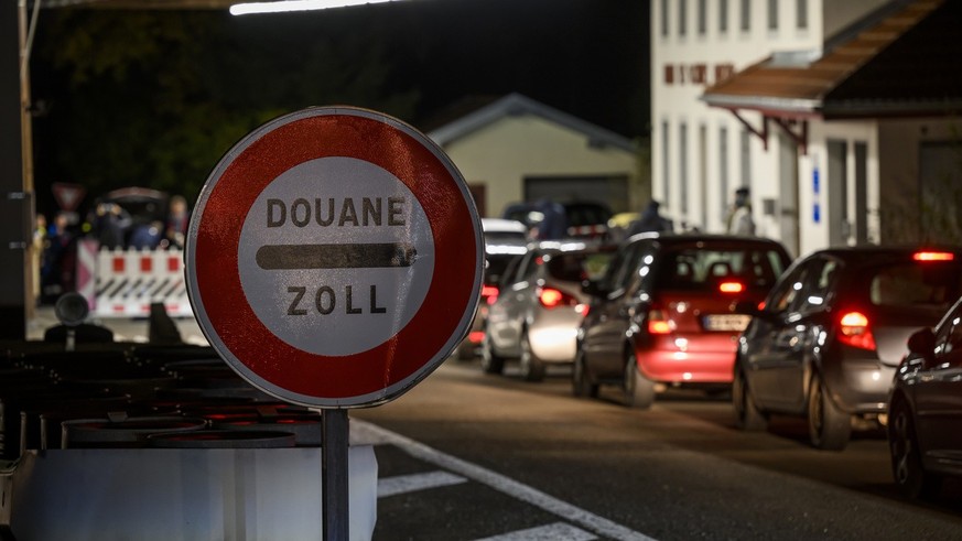 Des douaniers et des policiers contolent les vehicules des frontaliers a la douane le mardi 15 novembre 2022 au Locle. Les forces de securite francaises et suisses se sont associes pour une operation  ...