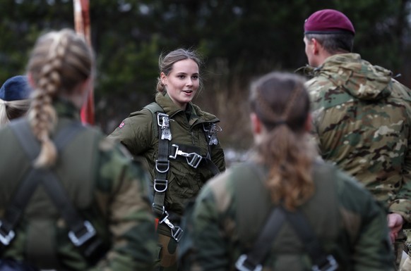 Prinsesse Ingrid Alexandra bes¿kte Jegertroppen (kun kvinner) i Forsvarets spesialstyrker pŒ Rena 20 november 2021. Bes¿ket til Jegertroppen i FSK var Forsvarets gave til Prinsesse Ingrid Alekxandras  ...