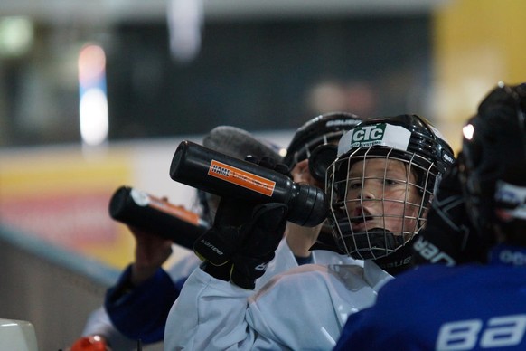 Le hockey suisse fait aussi des efforts pour encourager les juniors en retard dans leur croissance.