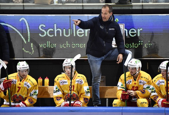 Der Bieler Headcoach Antti Toermaenen (FIN) hinter der Bande, im Eishockey-Qualifikationsspiel der National League zwischen dem HC Davos und dem EHC Biel, am Samstag, 30. Oktober 2021, im Eisstadion i ...