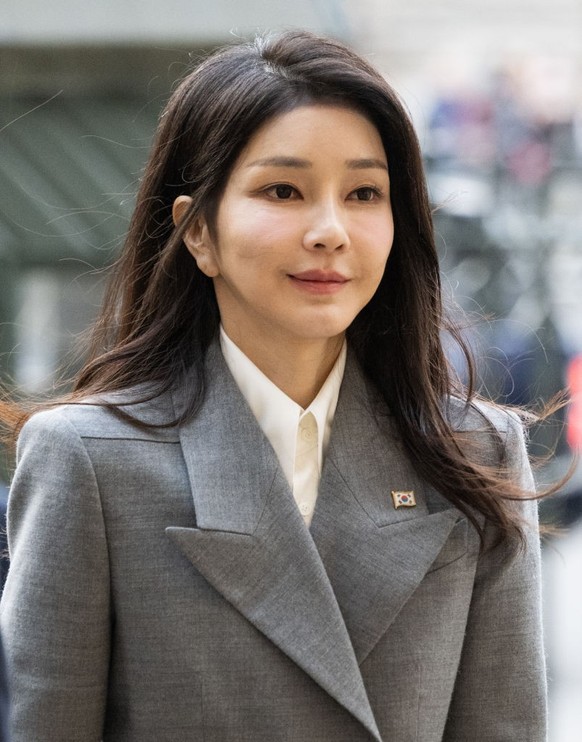 LONDON, ENGLAND - NOVEMBER 21: First Lady of South Korea, Kim Keon-hee visits Westminster Abbey on November 21, 2023 in London, England. King Charles is hosting Korean President Yoon Suk Yeol and his  ...