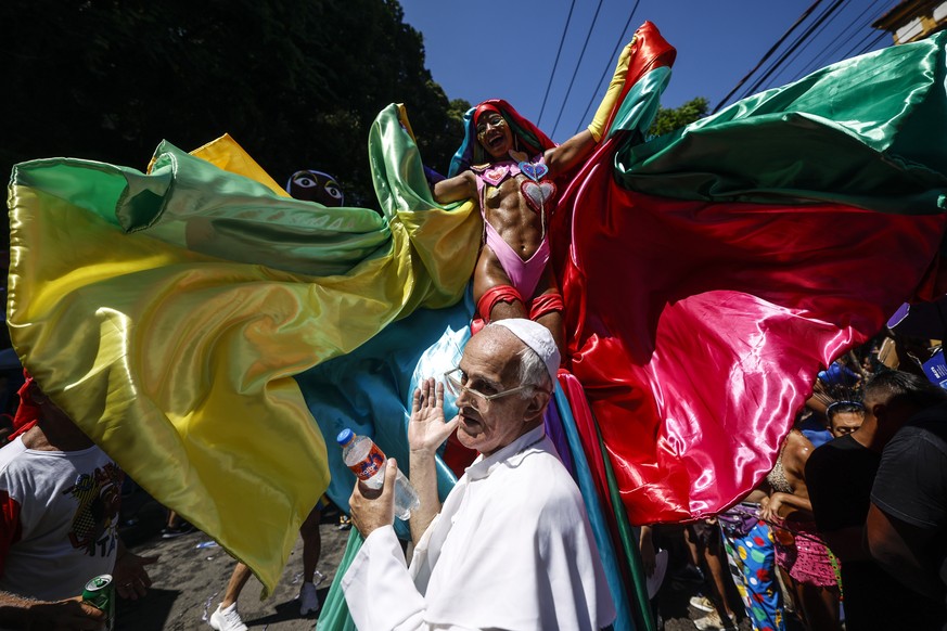epa11140341 The Carmelitas carnival troupe parades through the streets of the Santa Tereza neighborhood at the beginning of the carnival in Rio de Janeiro, Brazil, 09 February 2024. EPA/Antonio Lacerd ...