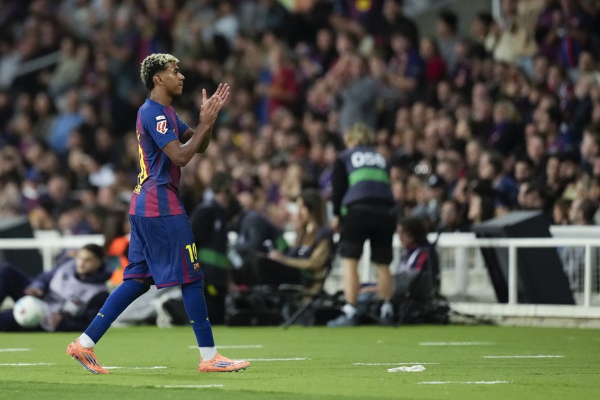epa12499633 Barcelona&#039;s Lamine Yamal leaves the pitch during the Spanish LaLiga soccer match between FC Barcelona and Elche CF in Barcelona, Spain, 02 November 2025. EPA/Enric Fontcuberta