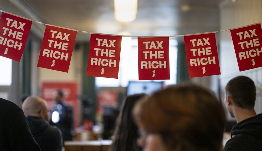 Aktivistinnen und Medienleute treffen ein am Abstimmungsfest der JUSO zur Initiative &quot;Fuer eine soziale Klimapolitik - steuerlich gerecht finanziert (Initiative für eine Zukunft)&quot;, welche ei ...