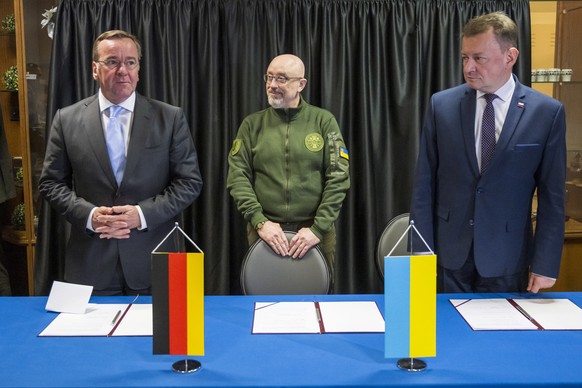 epa10583915 (L-R) German Defense Minister Boris Pistorius, Ukrainian Defense Minister Oleksii Reznikov and Poland Defense Minister Mariusz Blaszczak pose during the signing of a contract for the maint ...
