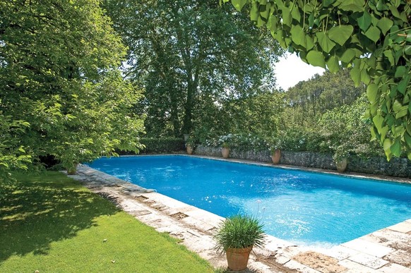 La piscine de 22 mètres de long.