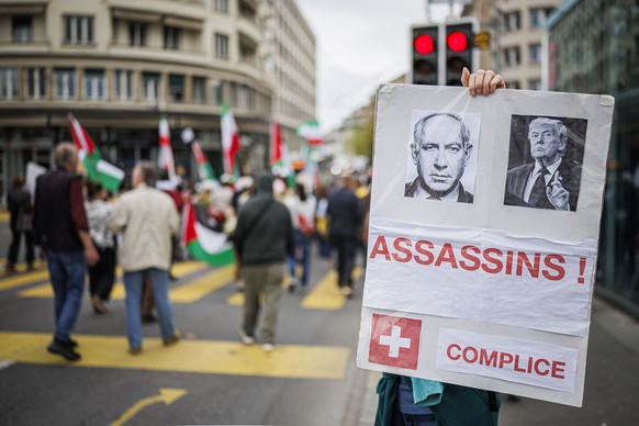 Des personnes manifestent contre les guerres et l'imperialisme lors d'une marche antifasciste et antisioniste ayant rassemble environ 850 personnes, ce samedi 11 avril 2026 a Lausanne. (KEYS ...