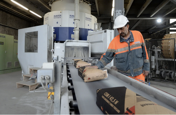Emballage de ciment à l&#039;usine Holcim de Wildeg (AG): l&#039;usine émet pratiquement toujours la même quantité de CO2 depuis des années.