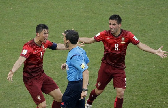Les Portugais Cristiano Ronaldo et Joao Moutinho remontés comme des coucous contre l'arbitre au Mondial 2014.