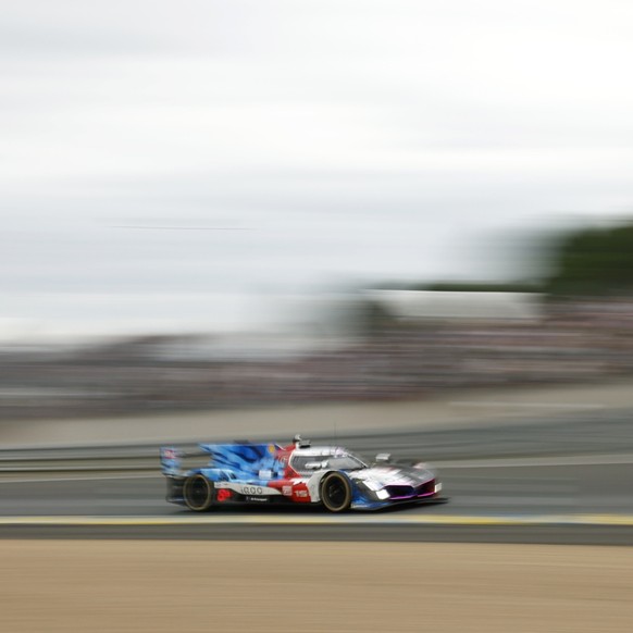 La BMW M Hybrid V8 du Zurichois Raffaele Marciello, ici lors de l'édition 2025 des 24 Heures du Mans, a hérité de la pôle position après une pénalité infligée à Cadillac.