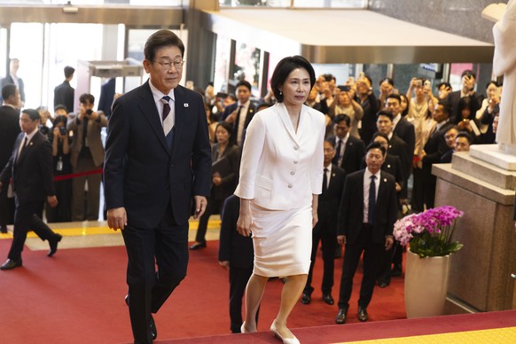 epa12154055 South Korean President-elect Lee Jae-Myung (L) and his wife Kim Hye-kyung (R) arrive to attend his inauguration ceremony at Rotunda Hall in the National Assembly in Seoul, South Korea, 04  ...