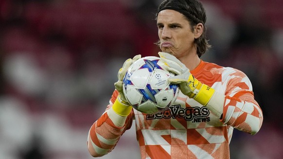 Inter Milan&#039;s goalkeeper Yann Sommer holds the ball as he warms up prior to the start of the Champions League group D soccer match between SL Benfica and Inter Milano at the Luz stadium in Lisbon ...