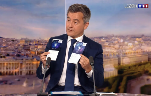 Gérald Darmanin brandit un billet authentique (droite) et un faux de la finale de la Ligue des champions sur le plateau du 20 heures de TF1.