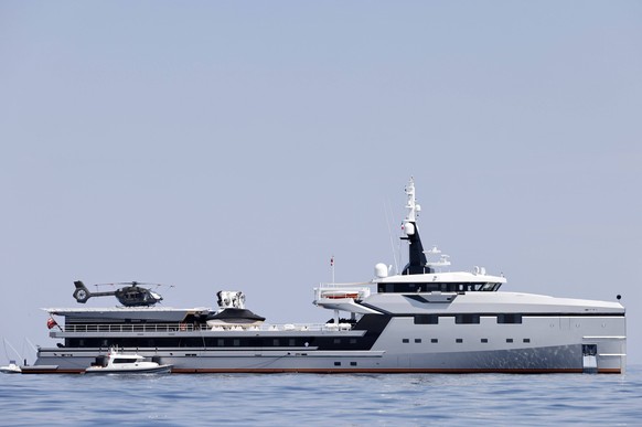 Jeff Bezos und seine Freundin Lauren Sanchez urlauben derzeit auf seiner Yacht Koru mit Begleityacht Abeona in Cannes. Die Begleityacht misst 76 Meter hat ein Hubschrauberlandedeck und unter anderem L ...