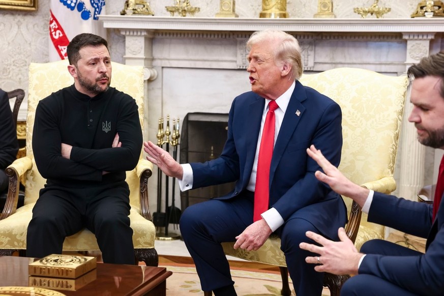 Le président ukrainien Volodymyr Zelensky s&#039;entretient avec le président américain Donald Trump et le vice-président américain JD Vance dans le bureau ovale de la Maison Blanche à Washington, DC, ...