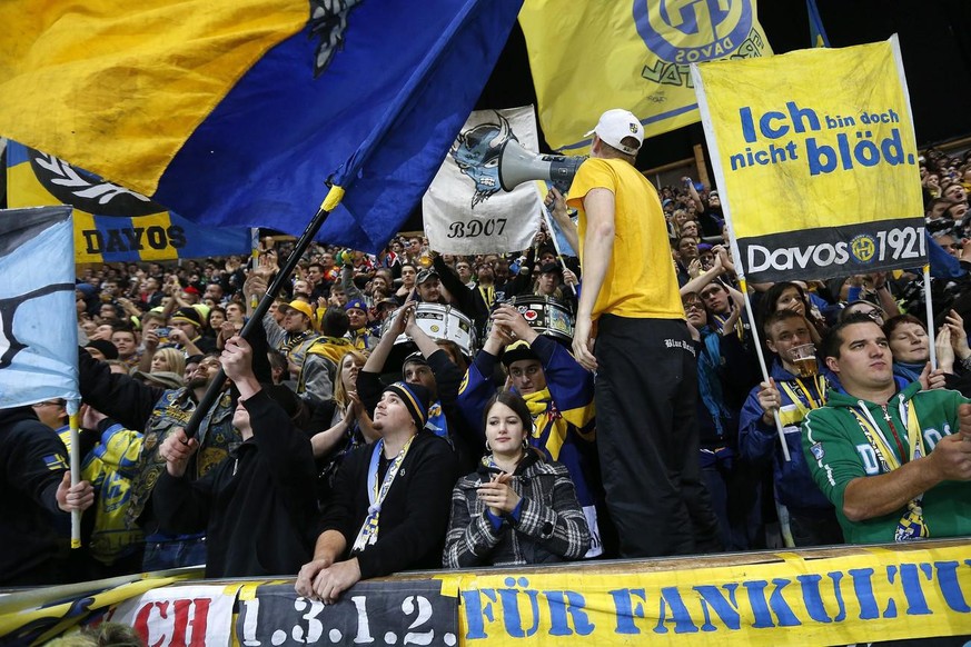 Supporters cheer their team HC Davos, during the game HC Davos against Team Canada at the 86th Spengler Cup ice hockey tournament, in Davos, Switzerland, Thursday, December 27, 2012. (KEYSTONE/Salvato ...