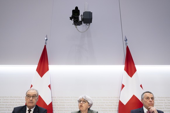 Bundesraetin Elisabeth Baume-Schneider, Mitte, spricht neben Bundesrat Guy Parmelin, links, und Bundesrat Ignazio Cassis, rechts, an einer Medienkonferenz ueber das Verhandlungsmandat mit der Europaei ...