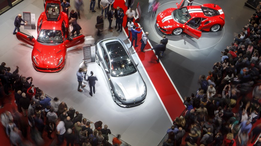 ARCHIVBILD ZUR MELDUNG, DASS DER GENFER AUTOSALON AUCH 2022 NICHT STATTFINDEN WIRD, AM DONNERSTAG, 7. OKTOBER 2021 - A long exposure image shows Visitors gathering at the Ferrari booth, during the las ...
