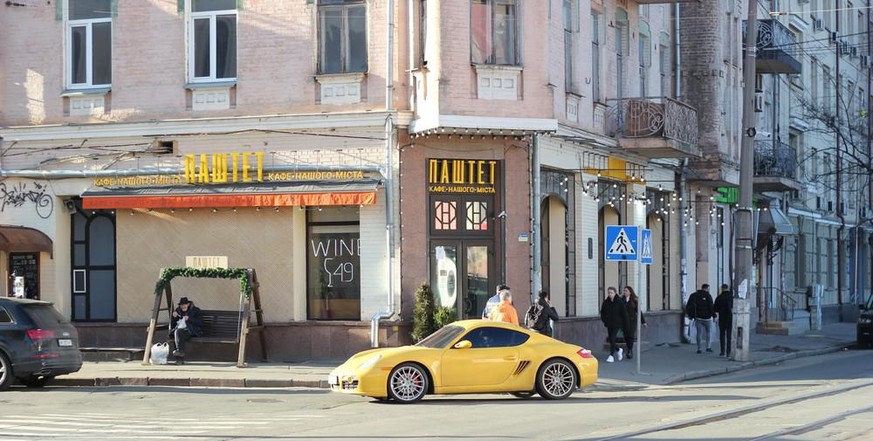 Une Porsche jaune soleil, à Kiev, le 22 février 2022. Deux jours avant l'invasion ordonnée par Vladimir Poutine.