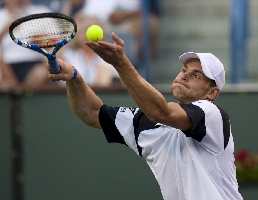 epa01669539 Andy Roddick of the U.S. tosses the ball for a serve against David Ferrer of Spain at the BNP Paribas Open tennis in Indian Wells, California, 18 March 2009. EPA/JOHN G. MABANGLO