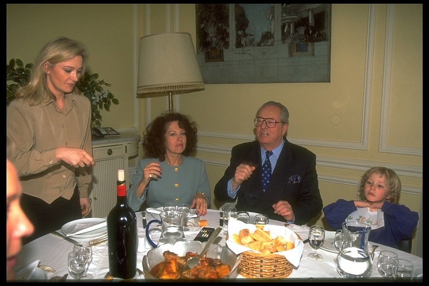 Le leader du parti d&#039;extrême droite français Front National (FN), Jean-Marie Le Pen, dînant chez lui avec sa femme Jeanne-Marie Le Pen, sa fille Marie-Caroline Le Pen (à gauche) et sa petite-fill ...