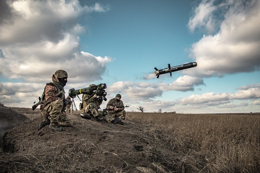 Des soldats ukrainiens utilisent le lanceur de missile américain «Javelin» lors d'exercices militaires dans la région de Donetsk, en Ukraine.