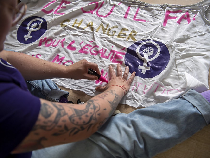 A Genève, la différence de salaire entre les femmes et les hommes est alarmante. Une inégalité régulièrement dénoncée par les organisations féministes, comme ici lors de la grève féministe en juin 202 ...