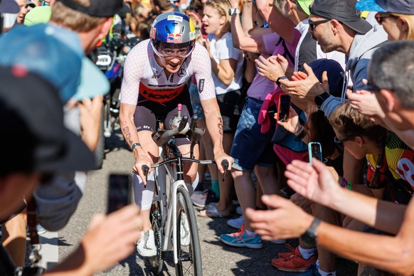 25.06.2023, Bayern, Hilpoltstein: Daniela Ryf, Triathletin aus der Schweiz, f�hrt beim Datev Challenge Roth w�hrend der Radetappe am Solarer Berg. Die Teilnehmer des Triathlons m�ssen 3,8 km schwimmen ...