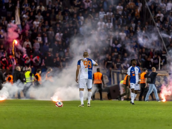 Les fans zurichois ont lancé de nombreux fumigènes sur la pelouse à la fin du match.