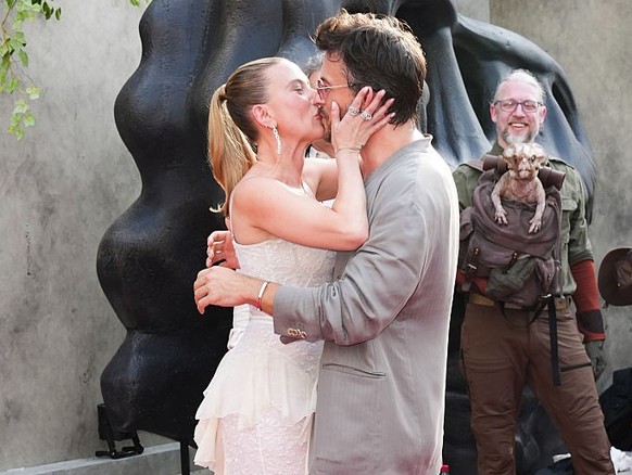 Scarlett Johansson et Jonathan Bailey ont fait sensation avec leurs bisous sur tapis rouge.