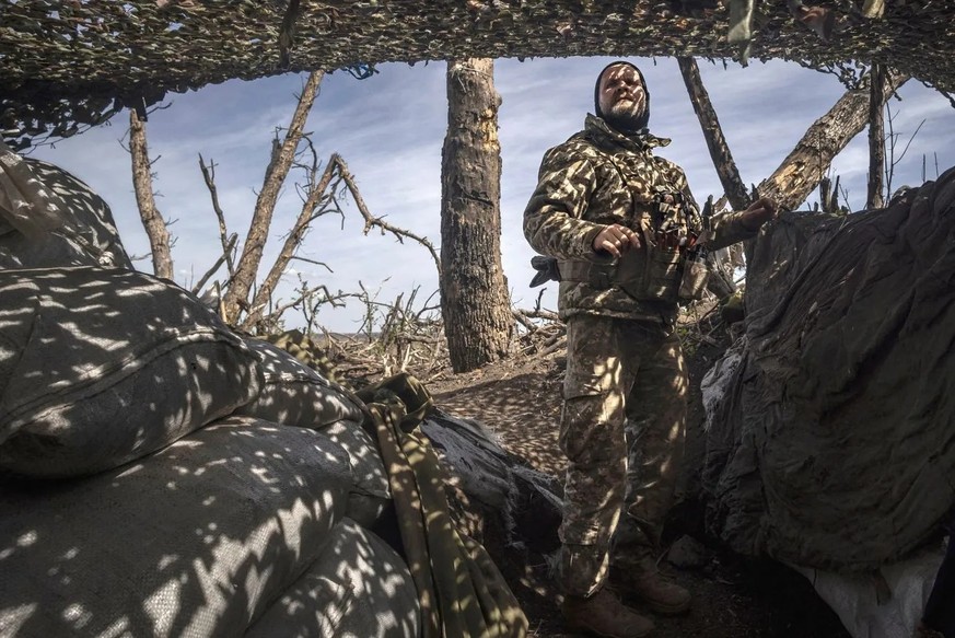 Un soldat ukrainien dans une tranchée de la région de Donetsk: «Les attaques russes se font par phases».