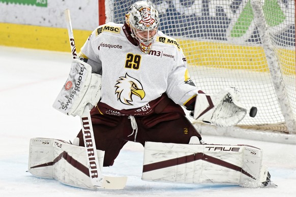 Servettes Goalie Robert Mayer, beim Eishockey-Qualifikationsspiel der National League zwischen den SCL Tigers und dem Genf-Servette HC, am Freitag, 26. Januar 2024, in der Emmental Versicherungs Arena ...