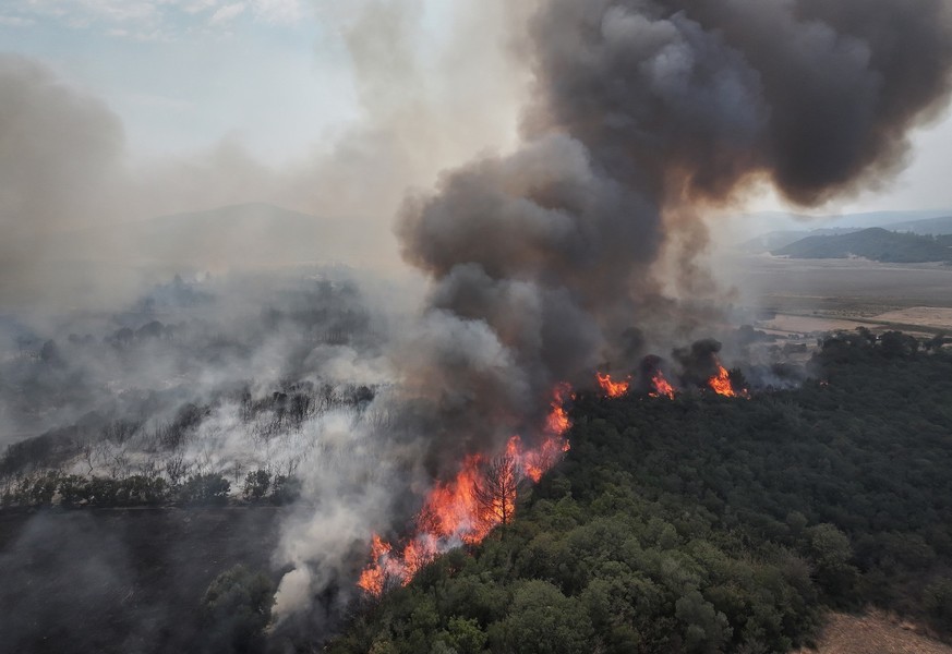 CANAKKALE, TURKIYE - AUGUST 17: Smoke from the fire area fills the sky as firefighters and Turkish General Directorate of Forestry teams continue their efforts to extinguish the fire, which started in ...