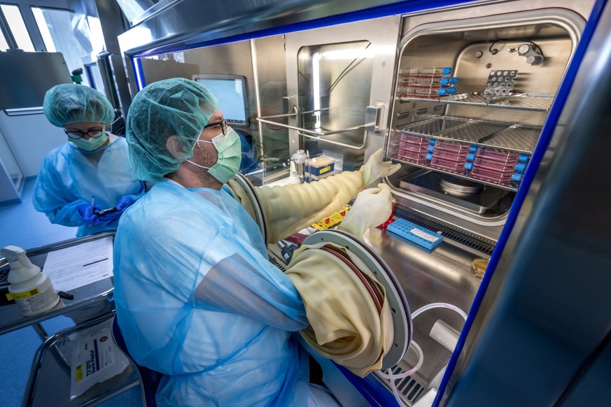 Des analystes biomédicaux travaillent au centre de production cellulaire du Centre hospitalier universitaire vaudois (CHUV) à Epalinges, au-dessus de Lausanne, le 13 janvier 2026.