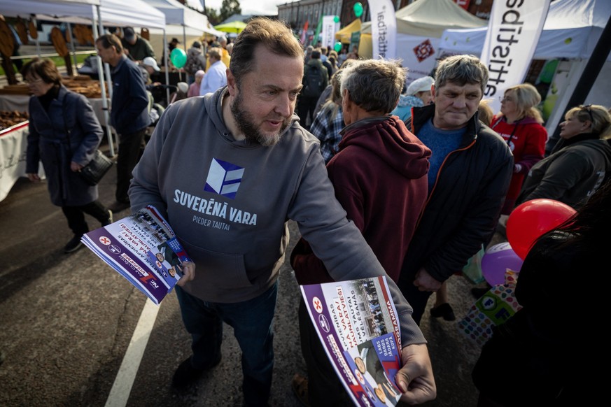 Vjaceslavs Stepaņenko, chef de file de la liste locale du parti populiste Suverena vara, fustige le coût du soutien européen à l'Ukraine.