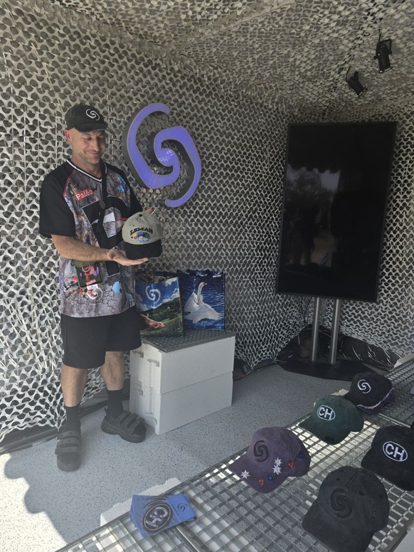Le label est spécialisé dans les casquettes.