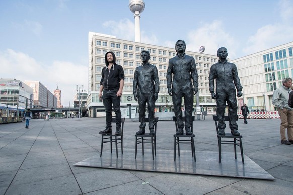 L'artiste Davide Dormino et son oeuvre «AnythingToSay?» au moment de l'inauguration à Berlin. Cette sculpture voyage de ville en ville. Après Paris ou Bruxelles, elle débarque à Genève.